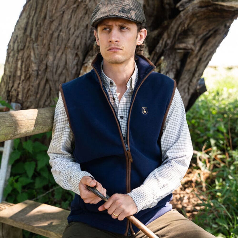Deerhunter Cumbria Fleece Weste mit Wildlederimitat-Details, warme Fleeceweste für Jäger bei Ansitz, Revierarbeit und Outdoor-Aktivitäten