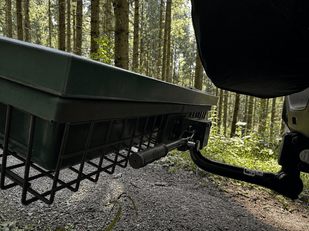 GEHETEC Wildträger mit Wildwanne an der Anhängerkupplung für hygienischen Wildtransport im Revier.