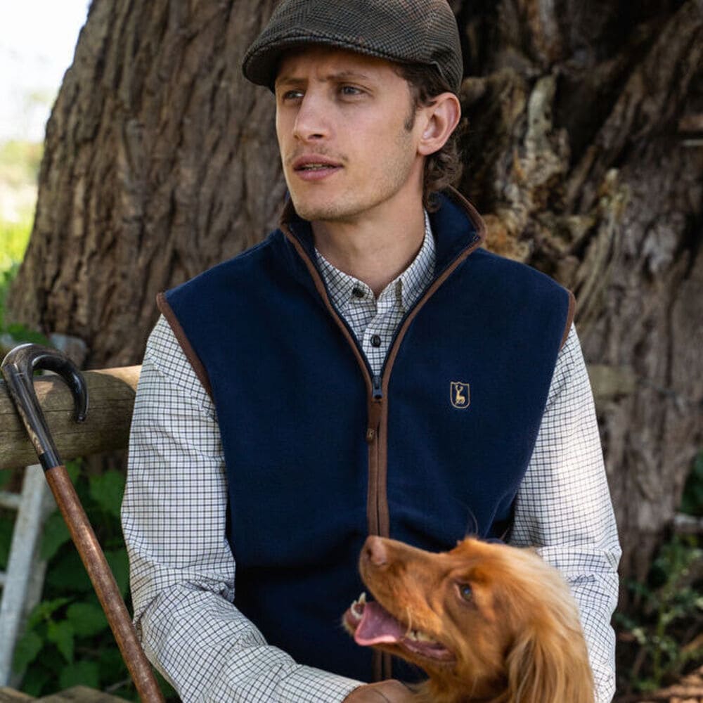 Deerhunter Cumbria Fleece Weste im Revier, klassische Jagdweste aus geräuscharmem Fleece für Jagd, Hundearbeit und Freizeit
