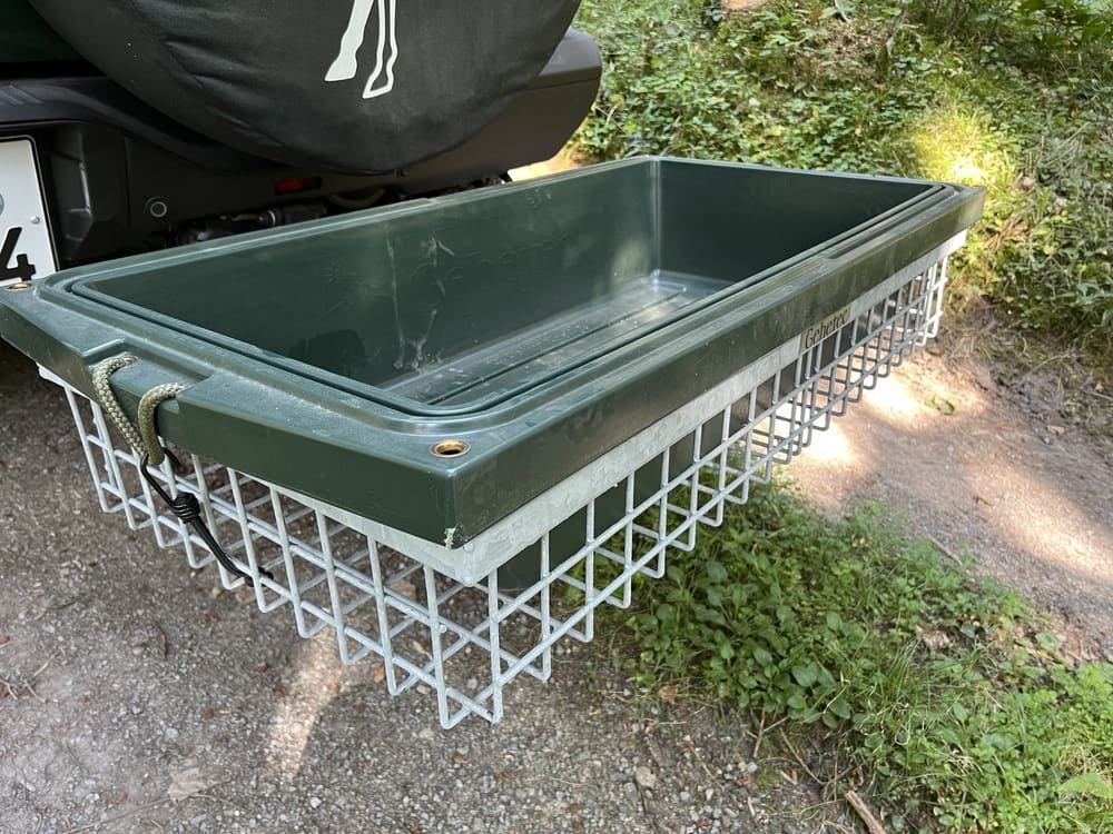 GEHETEC Wildträger mit Wildwanne am Fahrzeug für hygienischen Wildtransport im Revier.