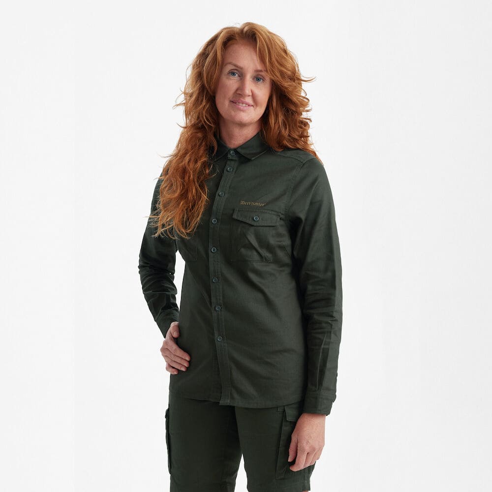 Deerhunter Lady Atlas Bluse getragen, hochwertige Damen Jagdbluse aus Baumwolle mit Brusttaschen für Schießsport, Jagd und Revierarbeit