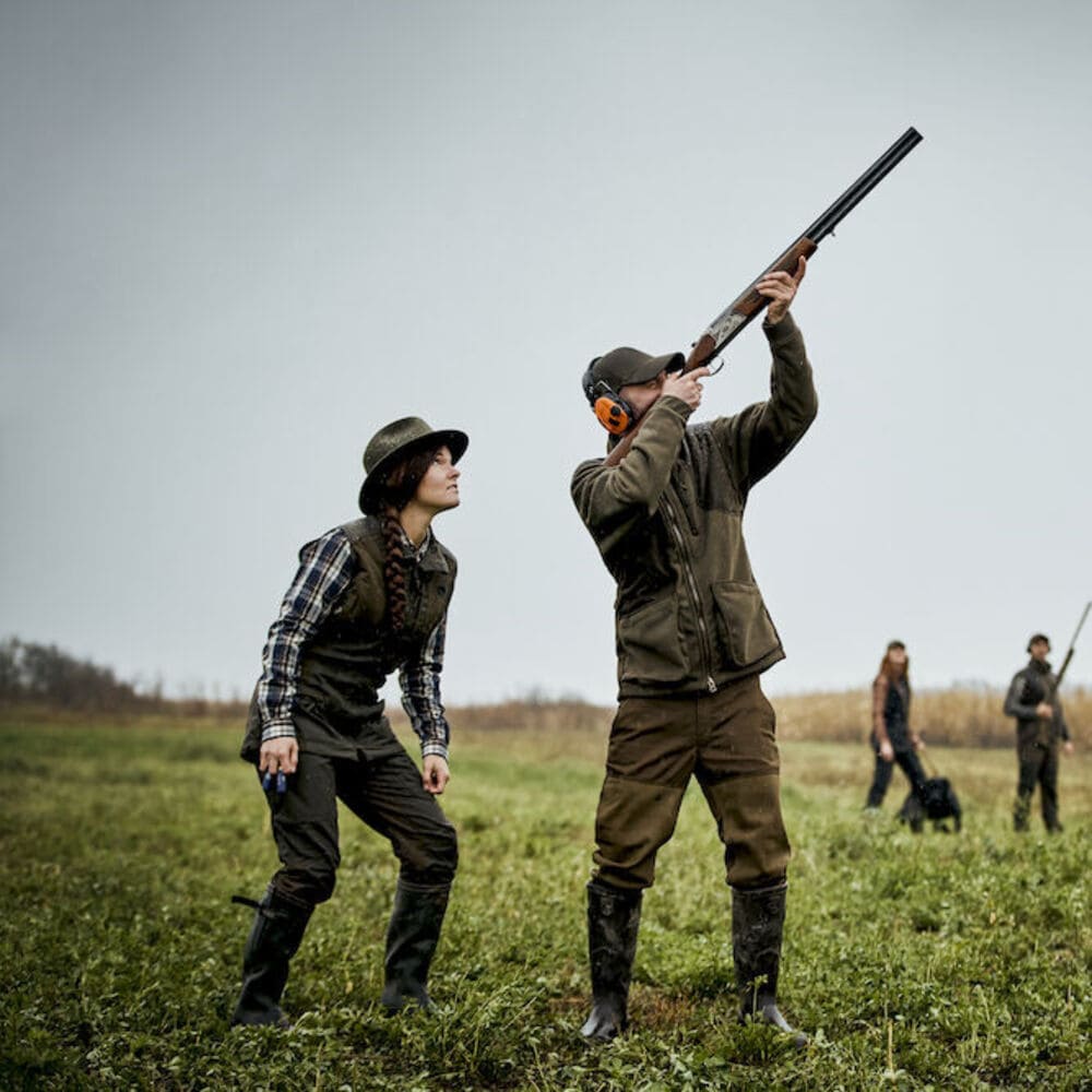 Deerhunter Gamekeeper Shooting Jacke beim Tontaubenschießen, funktionelle Schießjacke mit Schulterpolsterung für Jagd und Schießstand