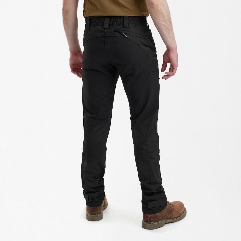 Herren Jagdhose schwarz Deerhunter Rogaland Stretch Rückansicht getragen flexible robuste Jagdbekleidung für Revierarbeit und Outdoor in Deutschland