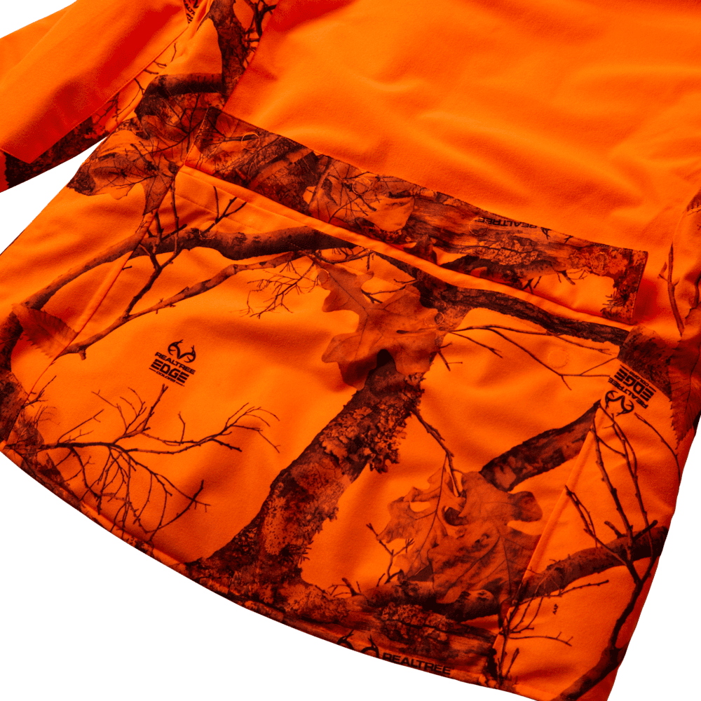 Detailansicht der Rückseite einer Deerhunter Jagdjacke in orangefarbenem Tarnmuster mit Realtree-Design und Belüftungsöffnung, funktionale und gut sichtbare Outdoor-Jagdbekleidung