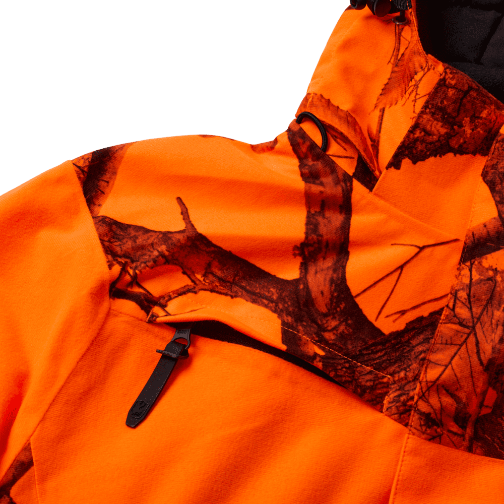 Detailaufnahme der Deerhunter Heat Game Jagdjacke in orange Tarnoptik mit Reißverschluss und strukturiertem Material, robuste und funktionale Jagdbekleidung für Outdoor und Jagd