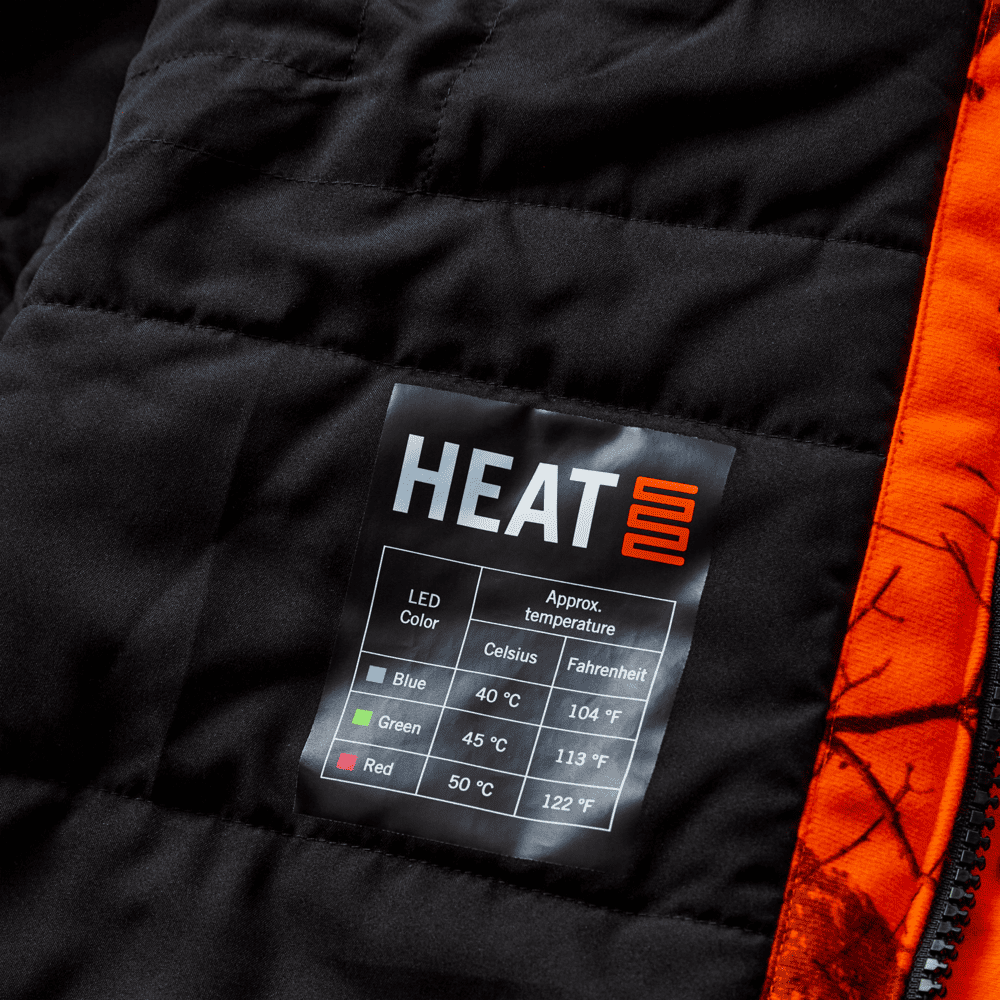Detailaufnahme des Deerhunter Heat Systems mit Temperaturanzeige und LED-Farbskala im Innenfutter der Jagdjacke, moderne beheizbare Jagdbekleidung für kalte Outdoor-Einsätze