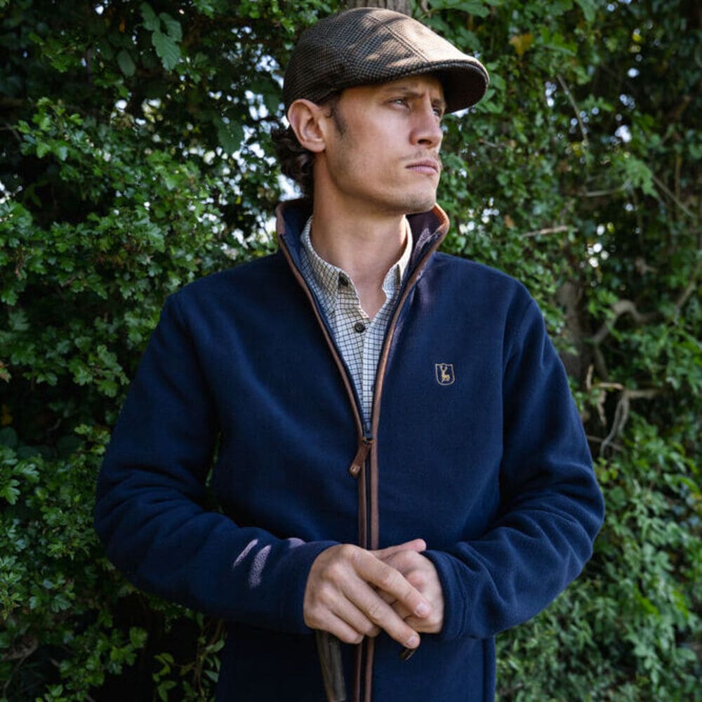 Deerhunter Cumbria Fleece Jacke im Jagdeinsatz, geräuscharme Fleecejacke mit klassischem Jagdstil für Revier, Ansitz und Freizeit