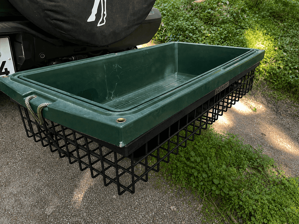 GEHETEC Heckträger in Schwarz mit Wildwanne für sauberen Transport von Wild und Ausrüstung.