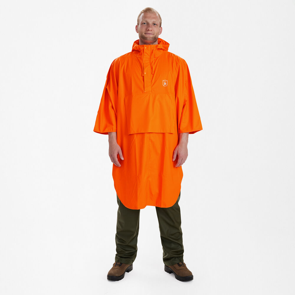 Frontansicht des getragenen Deerhunter Hurricane Regenponchos in Signalorange mit Kapuze, großer Fronttasche und wasserdichtem Material für Jagdeinsätze in nasser Umgebung