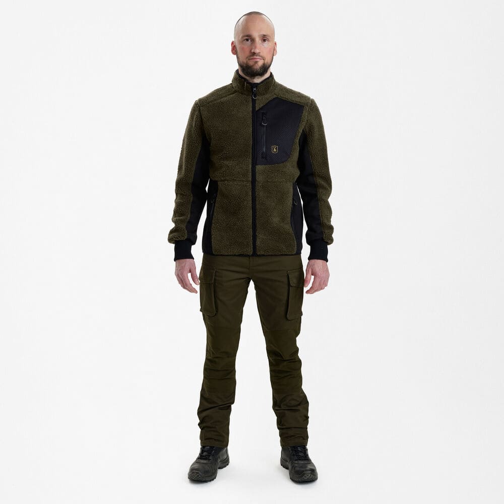 Ganzkörperansicht einer Person mit Deerhunter Rogaland Faserpelzjacke in Olivgrün – warme Outdoor Jagdjacke für Revier und Jagd in Deutschland
