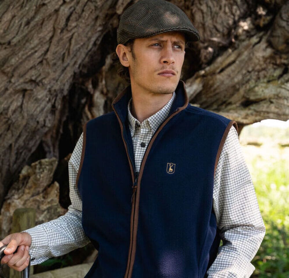 Deerhunter Cumbria Fleece Weste im Jagdeinsatz, geräuscharme Jagdweste mit klassischem Country-Look für Ansitz, Pirsch und Revierarbeit