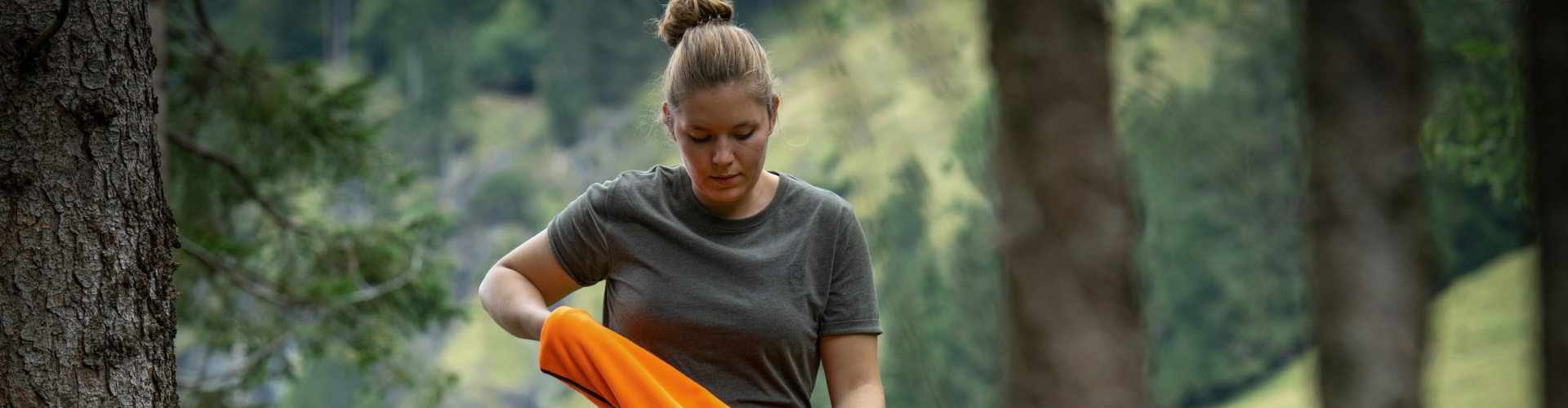 Jagdshirts für Damen – Jägerin im Wald mit Jagdbekleidung von Jagdhandel24.de