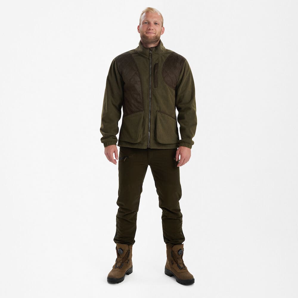 Deerhunter Gamekeeper Shooting Jacke im Einsatz, funktionelle Jagdjacke mit Schulterpolsterung für Schießstand, Jagd und Outdoor-Aktivitäten