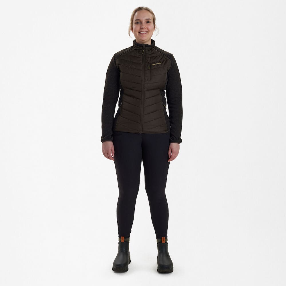 Getragene Deerhunter Lady Caroline wattierte Jagdjacke in Braun in Frontalansicht – warme Outdoor Jacke für Jagd und Revier in Deutschland