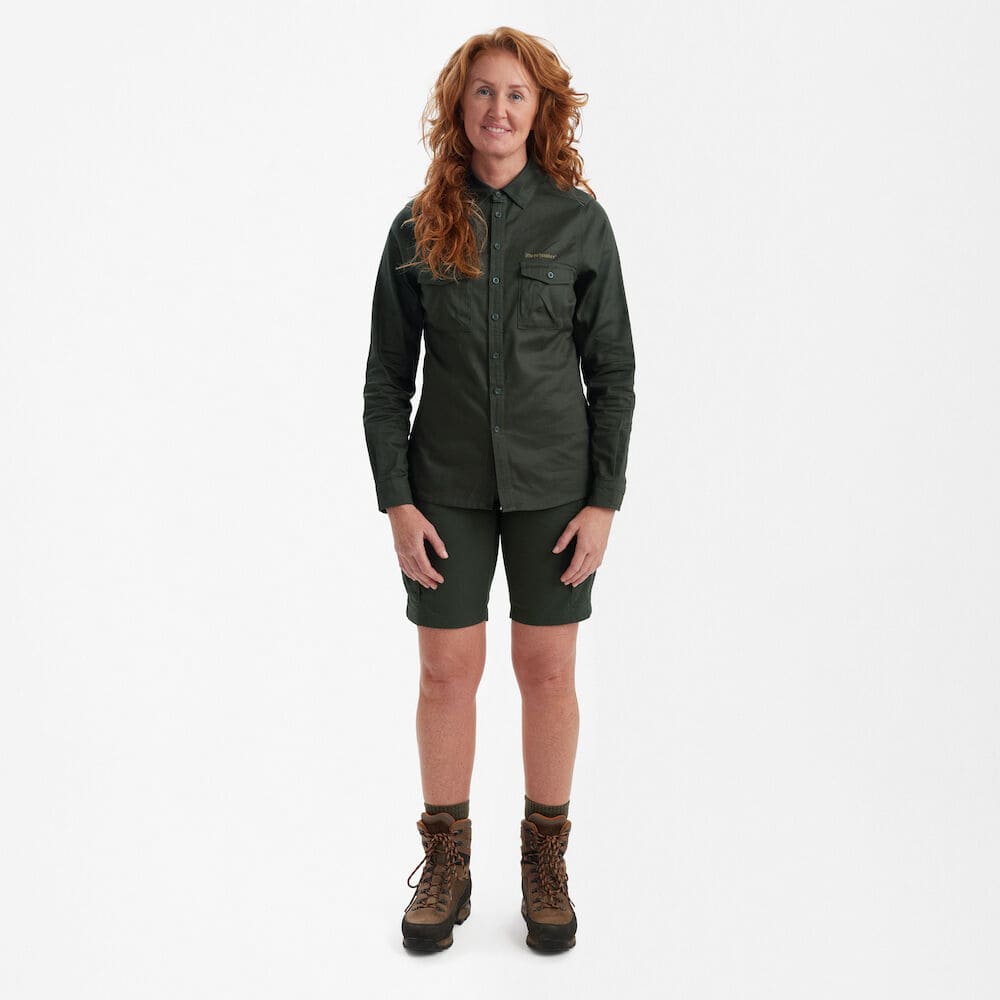 Deerhunter Lady Atlas Bluse getragen, funktionelle Damen Jagdbluse aus 100 % Baumwolle mit Brusttaschen für Schießsport, Jagd und Freizeit