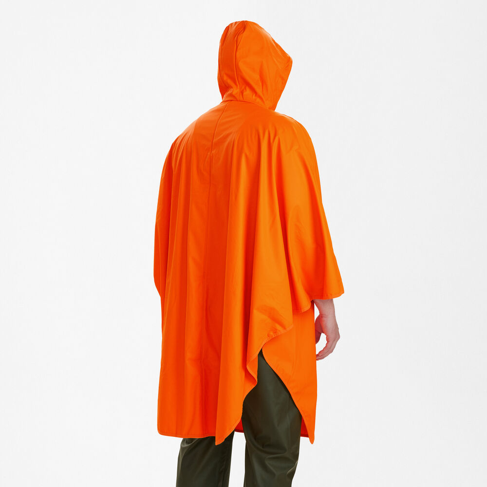 Rückansicht des getragenen Deerhunter Hurricane Regenponchos in Signalorange mit Kapuze und weitem Schnitt für maximale Sichtbarkeit und zuverlässigen Wetterschutz bei Jagd und Outdoor
