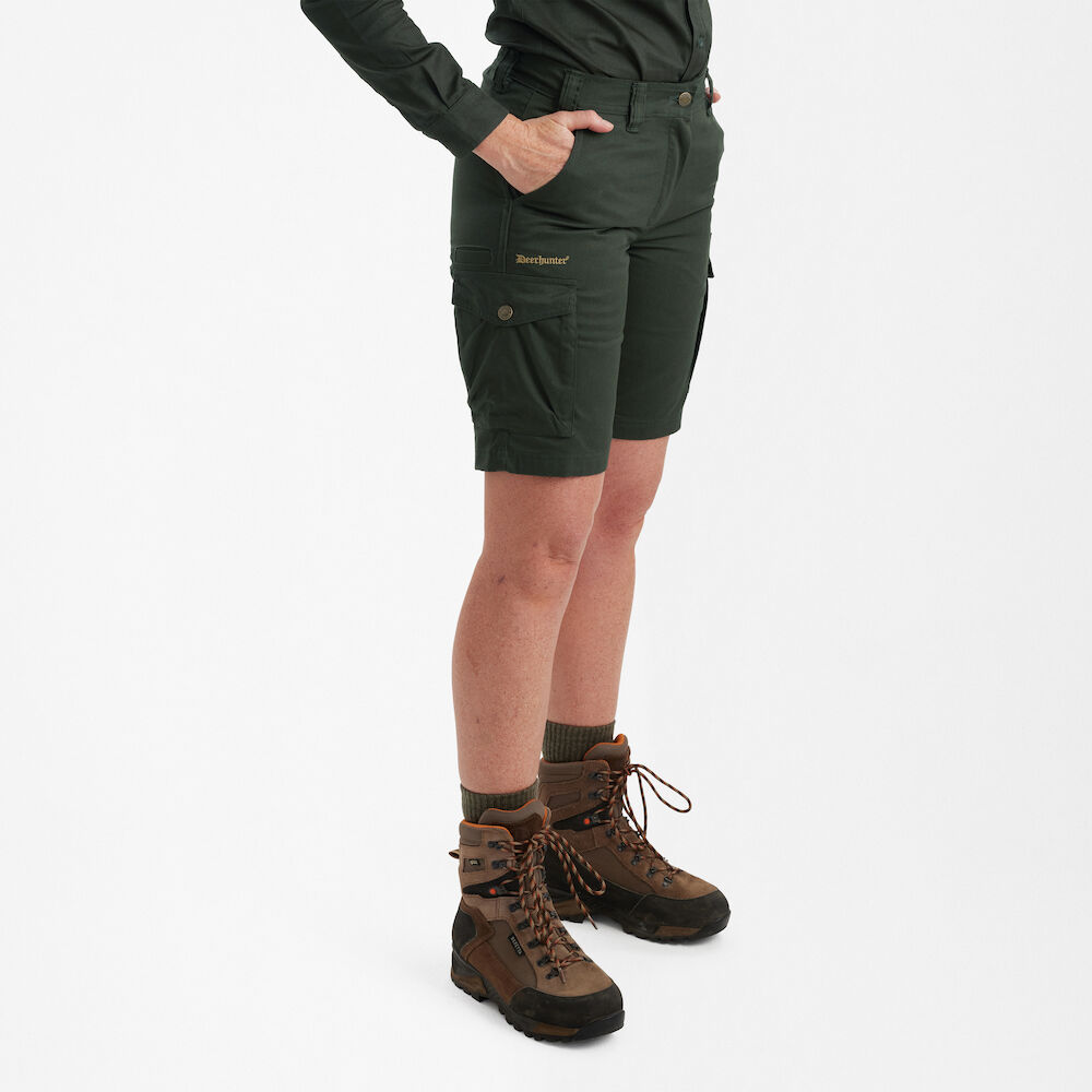 Deerhunter Lady Atlas Shorts getragen, leichte Damen Jagdshorts mit Beintaschen und hohem Tragekomfort für Schießsport und Outdoor-Aktivitäten