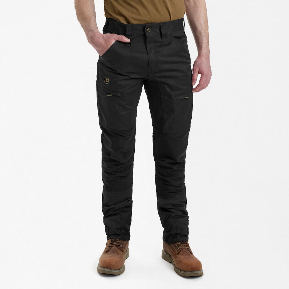 Herren Jagdhose schwarz Deerhunter Rogaland Stretch Frontansicht getragen mit Reißverschlusstaschen funktionale elastische Outdoor Hose für Jagd und Freizeit in Deutschland
