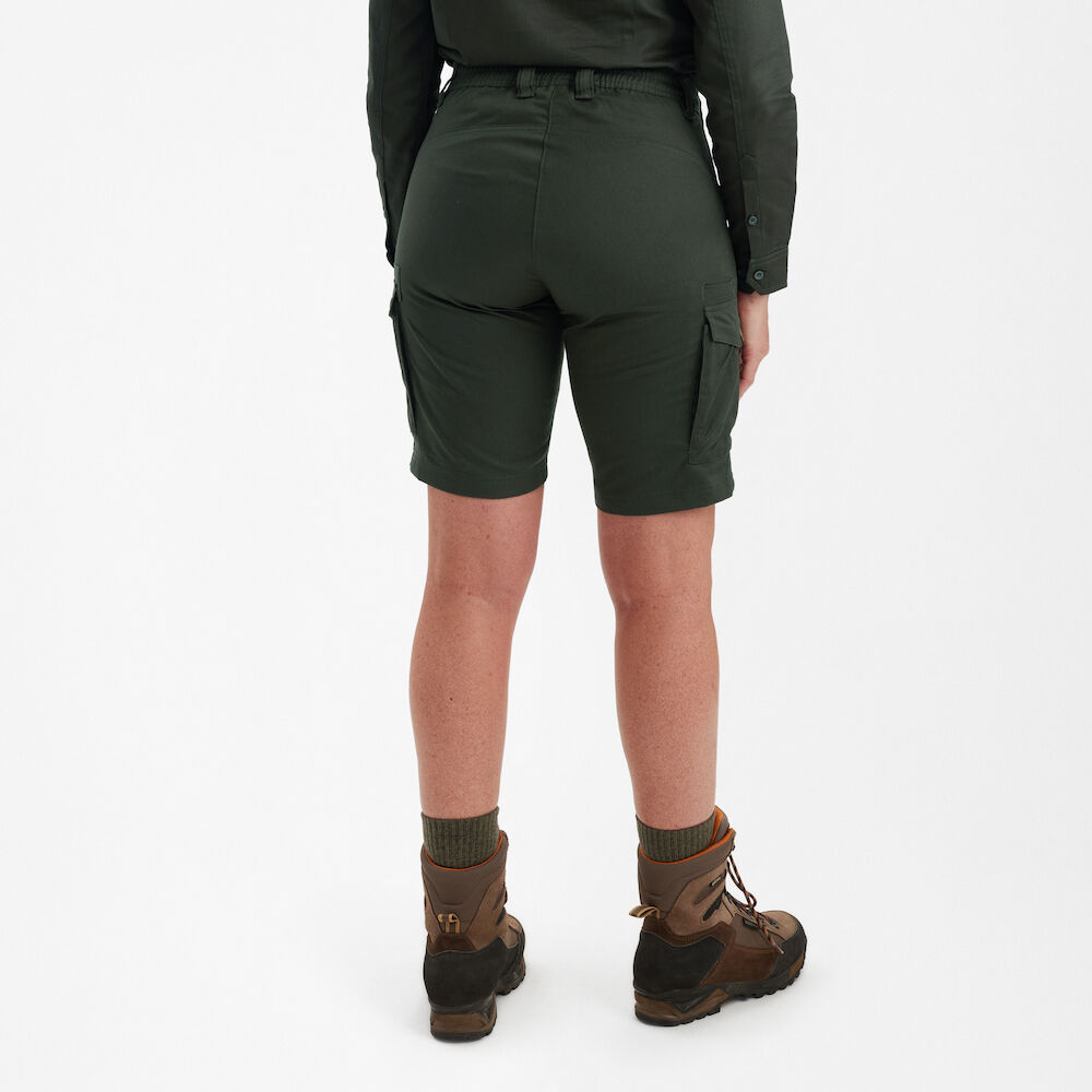 Deerhunter Lady Atlas Shorts in Rückenansicht, funktionelle Damen Jagdshorts mit elastischem Bund und praktischen Beintaschen für Revier und Outdoor