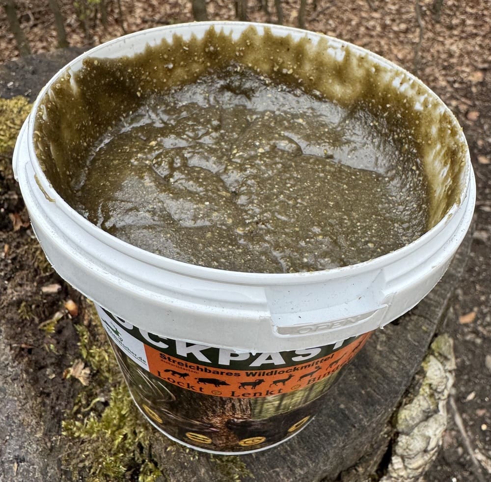 Geöffneter Eimer Wildlutscher Lockpaste mit streichfähiger Konsistenz für Kirrungen, Ansitzplätze und Wildlockstellen im Jagdrevier