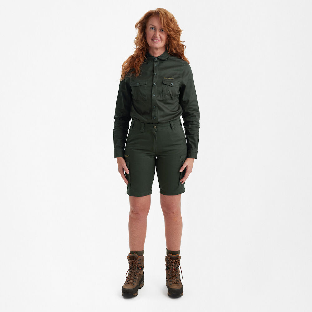 Deerhunter Lady Atlas Shorts getragen, bequeme Damen Jagdshorts mit Cargo-Taschen und hoher Bewegungsfreiheit für Schießstand und Freizeit