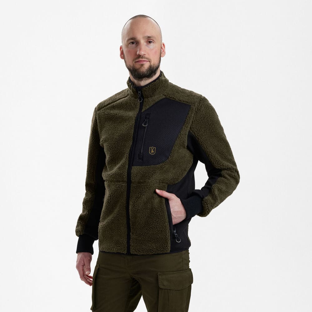 Getragene Deerhunter Rogaland Faserpelzjacke in Grün im Halbprofil – funktionale Outdoor Jacke mit fleeceartiger Oberfläche für Revier und Jagd in Deutschland