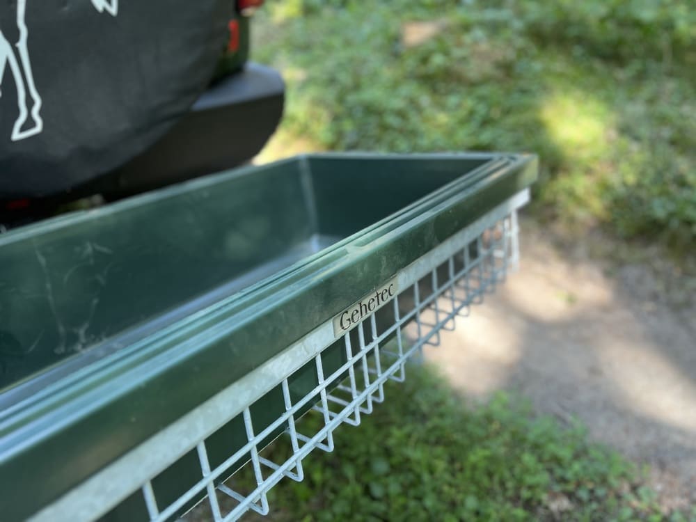 GEHETEC Wildwanne im Heckträger für sauberen und sicheren Transport von Wild und Ausrüstung.