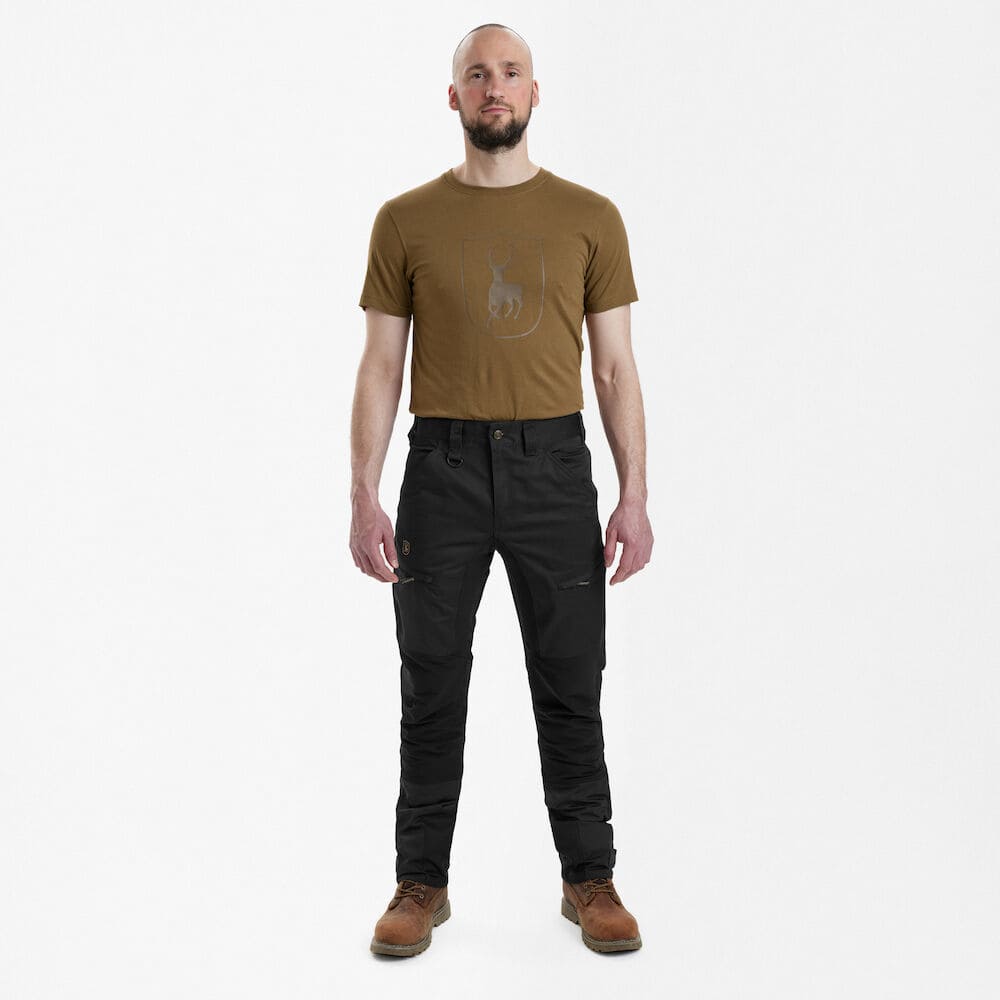 Herren Jagdbekleidung Deerhunter Rogaland Stretch Jagdhose schwarz komplett getragen Ganzkörperansicht elastische funktionale Outdoor Hose für Jagd und Freizeit in Deutschland
