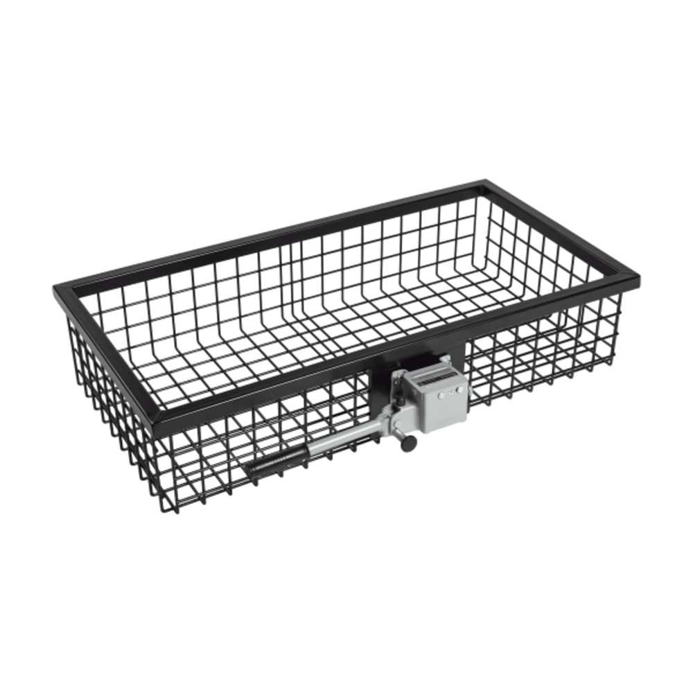 Schwarzer Heckträger mit Gitterkorb und Schnellverschluss in schräger Frontansicht, praktisches Transportzubehör für Jagd und Revier.