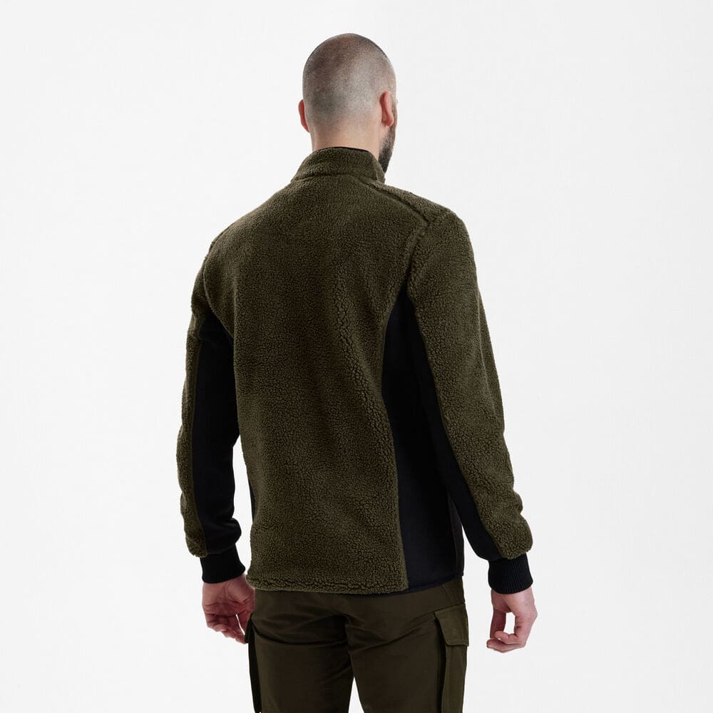 Rückansicht einer getragenen Deerhunter Rogaland Faserpelzjacke in Grün – isolierende Outdoor Jacke mit Fleece-Struktur für Jagd und Revier in Deutschland