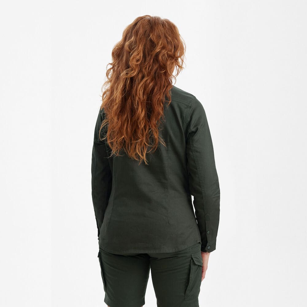 Deerhunter Lady Atlas Bluse für Damen in Rückenansicht, komfortable Baumwoll-Jagdbluse mit femininer Passform für Revier, Schießstand und Outdoor